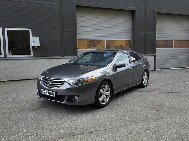 Grå Begagnad 2011 Honda Accord Executive Sedan | 99 000 kr (Marknadspris) - Bild 1/4