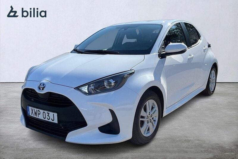 Vit Begagnad 2023 Toyota Yaris Hybrid Active Halvkombi | 218 900 kr (Marknadspris) - Bild 1/3
