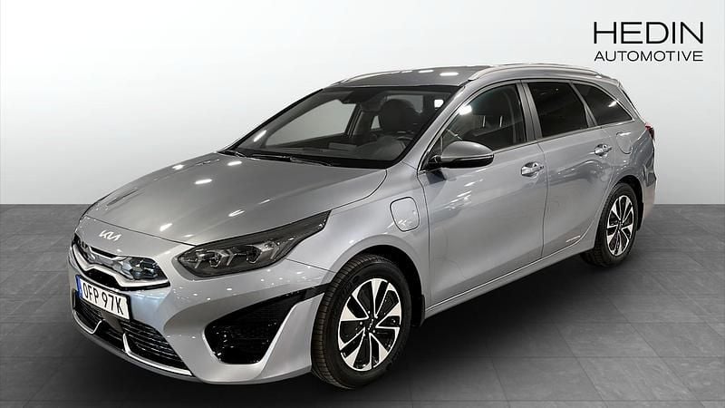 Grå Begagnad 2022 Kia Ceed Halvkombi | 279 900 kr (Lite dyr) - Bild 1/4