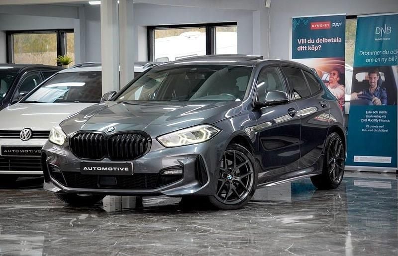 Grå Begagnad 2022 BMW 118 M Sport Halvkombi | 289 900 kr (Dyr) - Bild 1/4