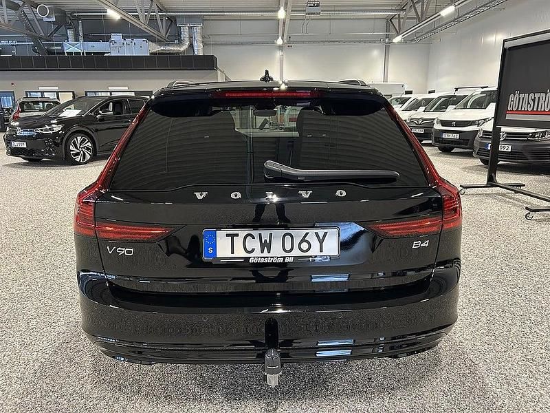 Begagnad Volvo V90 Momentum 197 HK (144 kW) 2022 Svart med klarlack Kombi