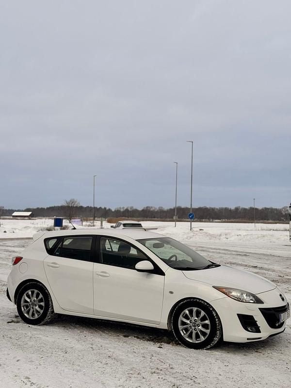 Pärlemovit Begagnad 2010 Mazda 3 Inclusive | 40 000 kr (Marknadspris) - Bild 1/4