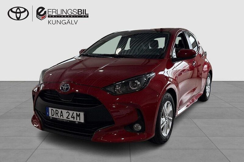 Röd Begagnad 2023 Toyota Yaris Hybrid Active Halvkombi | 229 900 kr (Marknadspris) - Bild 1/4