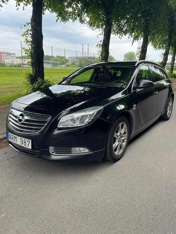 Svart Begagnad 2009 Opel Insignia Cosmo Kombi | 33 000 kr (Lite dyr) - Bild 1/4
