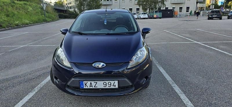 Blå Begagnad 2010 Ford Fiesta Halvkombi | 29 900 kr (Marknadspris) - Bild 1/4