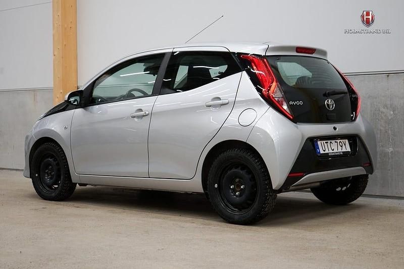 Begagnad Toyota Aygo X-play 72 HK (52 kW) 2019 Silver Halvkombi