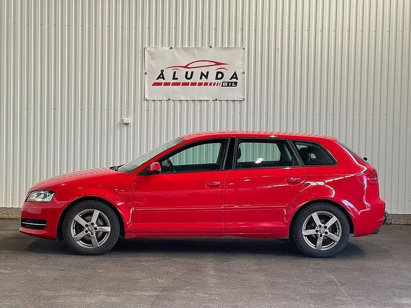 Begagnad Audi A3 Sportback Attraction 125 HK (91 kW) 2012 Röd Halvkombi