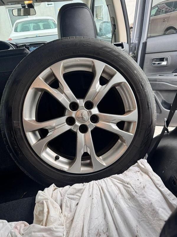 Begagnad Mitsubishi Outlander 150 HK (110 kW) 2012 Silver SUV