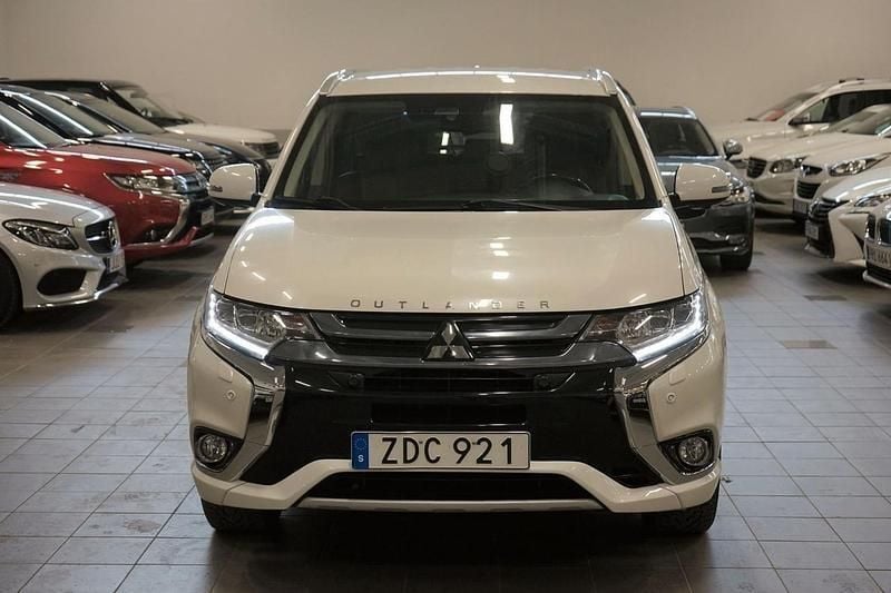 Vit Begagnad 2018 Mitsubishi Outlander P-HEV SUV | 220 000 kr (Marknadspris) - Bild 1/4