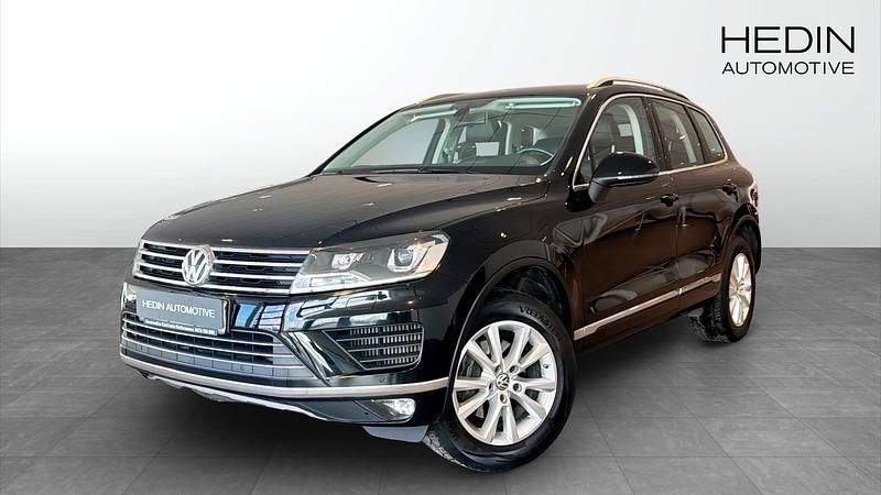 Svart Begagnad 2015 VW Touareg SUV | 228 700 kr (Marknadspris) - Bild 1/4