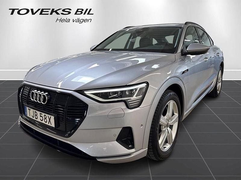Silver Begagnad 2020 Audi e-tron Sportback Advanced Plus SUV | 349 800 kr (Marknadspris) - Bild 1/4