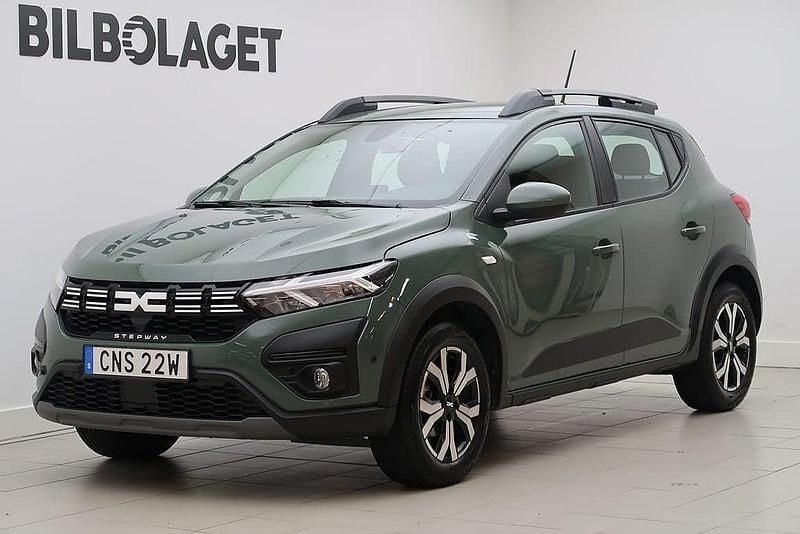 Grå Begagnad 2023 Dacia Sandero Expression SUV | 179 800 kr (Marknadspris) - Bild 1/4