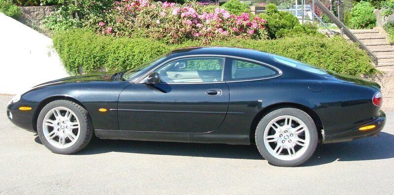 Svart Begagnad 2002 Jaguar XK Sportkupé | 146 000 kr - Bild 1/4