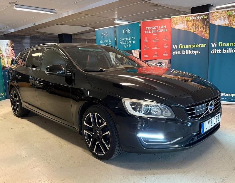 Svart Begagnad 2016 Volvo V60 Momentum Kombi | 139 900 kr (Marknadspris) - Bild 1/4