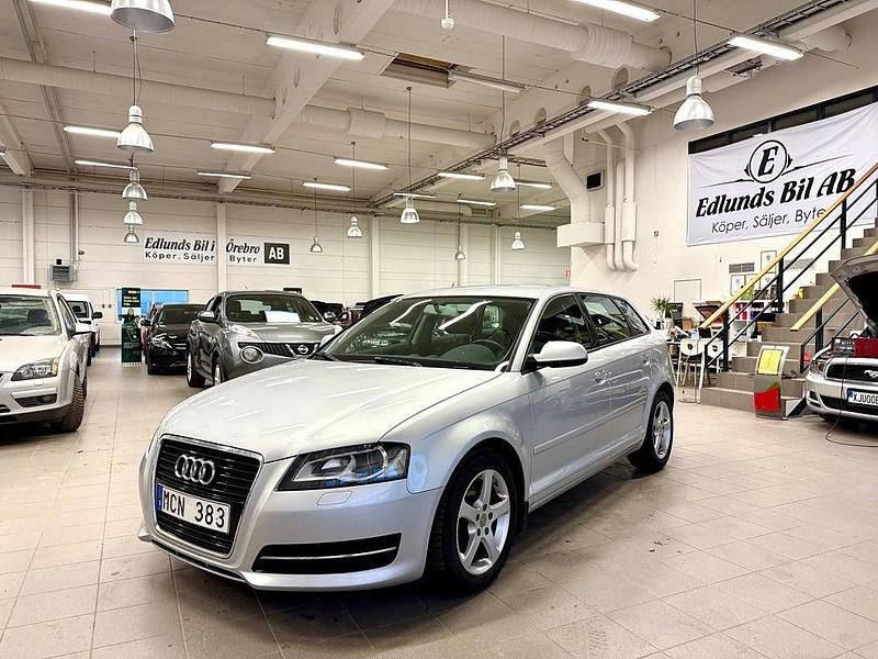 Begagnad Audi A3 Sportback Attraction 105 HK (77 kW) 2011 Silver Halvkombi
