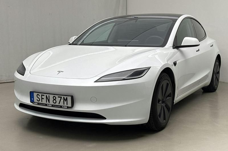 Vit Begagnad 2024 Tesla Model 3 Sedan | 389 000 kr (Dyr) - Bild 1/4