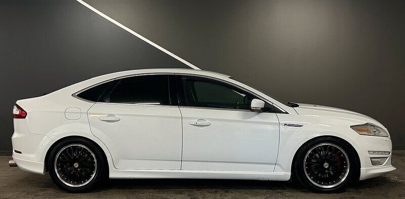 Begagnad Ford Mondeo Titanium 200 HK (147 kW) 2011 Vit Halvkombi