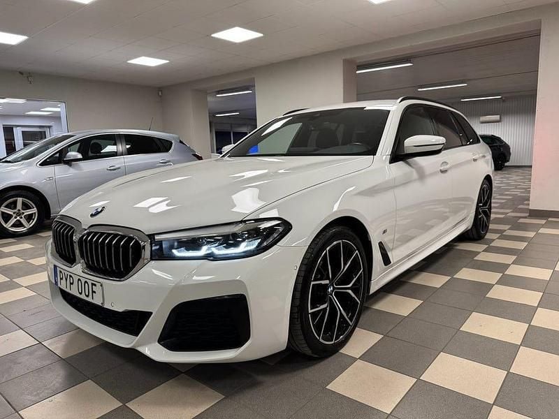 Vit Begagnad 2021 BMW 520 M Sport Kombi | 335 800 kr (Bra pris) - Bild 1/4