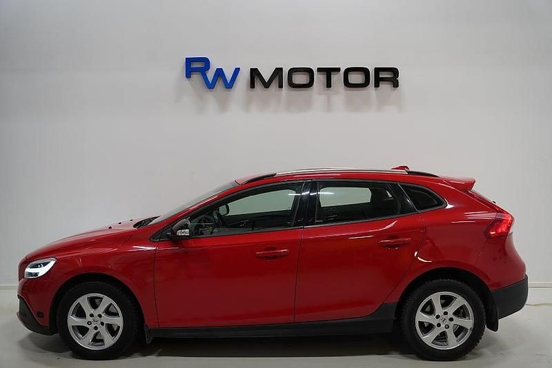 Begagnad Volvo V40 152 HK (111 kW) 2018 Röd Halvkombi