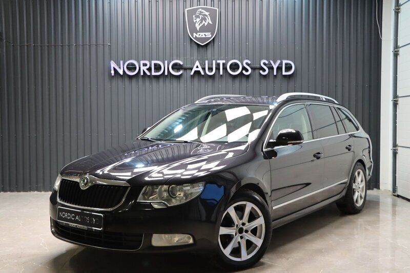 Svart Begagnad 2011 Skoda Superb Kombi | 54 900 kr (Marknadspris) - Bild 1/4