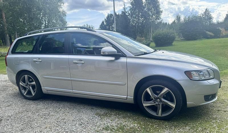 Grå Begagnad 2010 Volvo V50 Momentum Kombi | 28 500 kr (Superpris) - Bild 1/4
