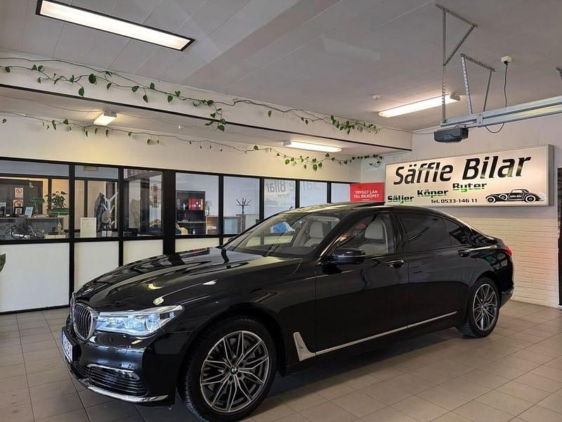 Svart Begagnad 2016 BMW 750L Comfort Edition Sedan | 449 900 kr (Marknadspris) - Bild 1/4