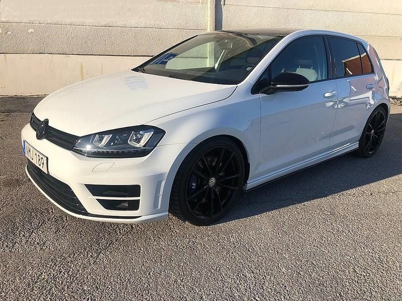 Vit Begagnad 2015 VW Golf VII R Halvkombi | 249 000 kr (Lite dyr) - Bild 1/4