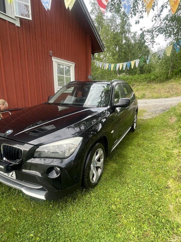 Svart Begagnad 2012 BMW X1 SUV | 79 000 kr (Superpris) - Bild 1/4