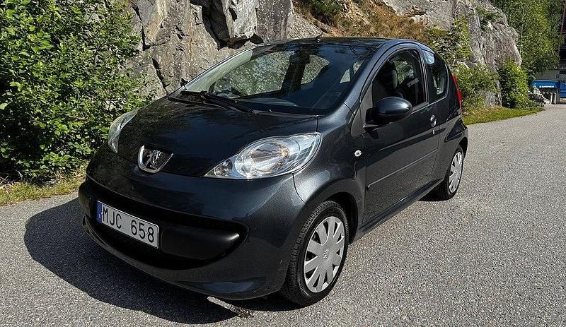 Grå Begagnad 2008 Peugeot 107 Halvkombi | 34 900 kr (Marknadspris) - Bild 1/4