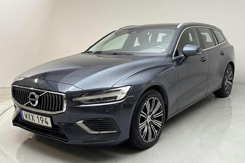 Mörkblå Begagnad 2022 Volvo V60 Inscription Kombi | 279 000 kr (Marknadspris) - Bild 1/4