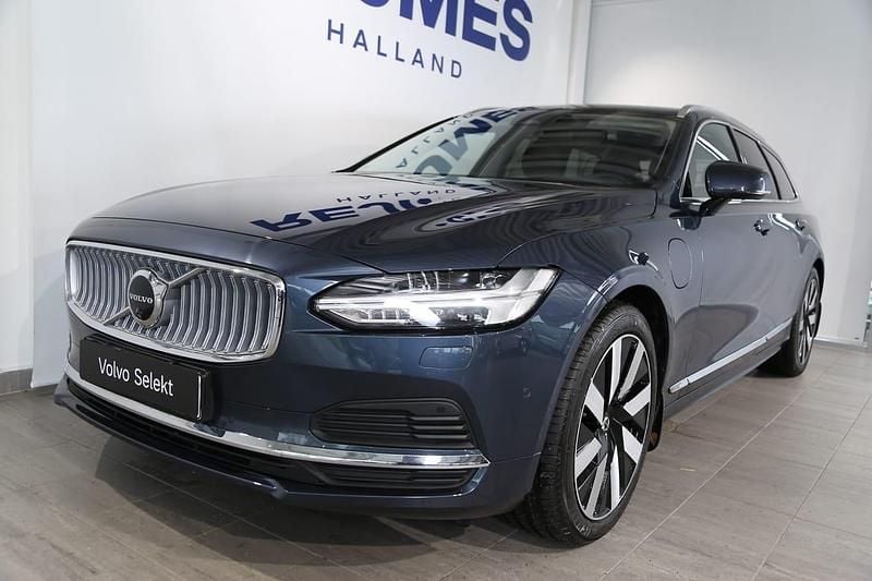 Mörkblå (blå) Begagnad 2025 Volvo V90 Plus Kombi | 489 500 kr (Marknadspris) - Bild 1/4