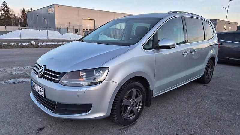 Begagnad VW Sharan 150 HK (110 kW) 2012 Silver Minibuss
