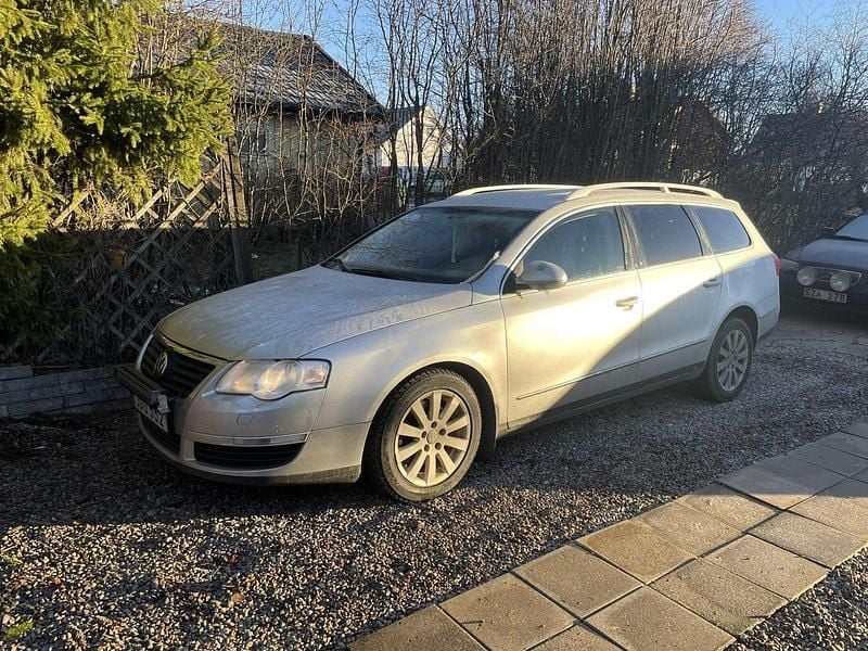 Silver Begagnad 2009 VW Passat Sportline Kombi | 10 000 kr (Superpris) - Bild 1/4