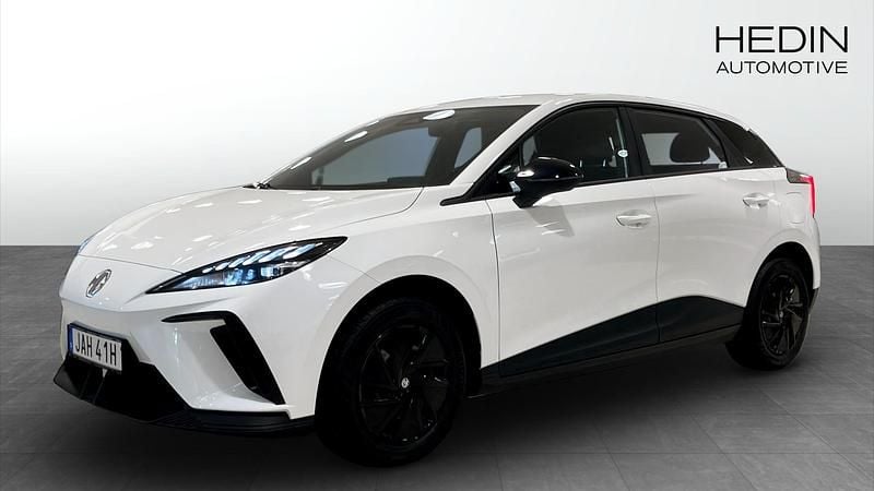 Vit (white) Begagnad 2023 MG MG4 EV Halvkombi | 259 900 kr (Marknadspris) - Bild 1/4