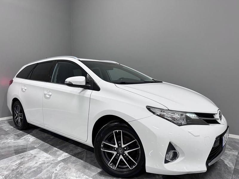 Vit Begagnad 2015 Toyota Auris Kombi | 139 900 kr (Marknadspris) - Bild 1/4