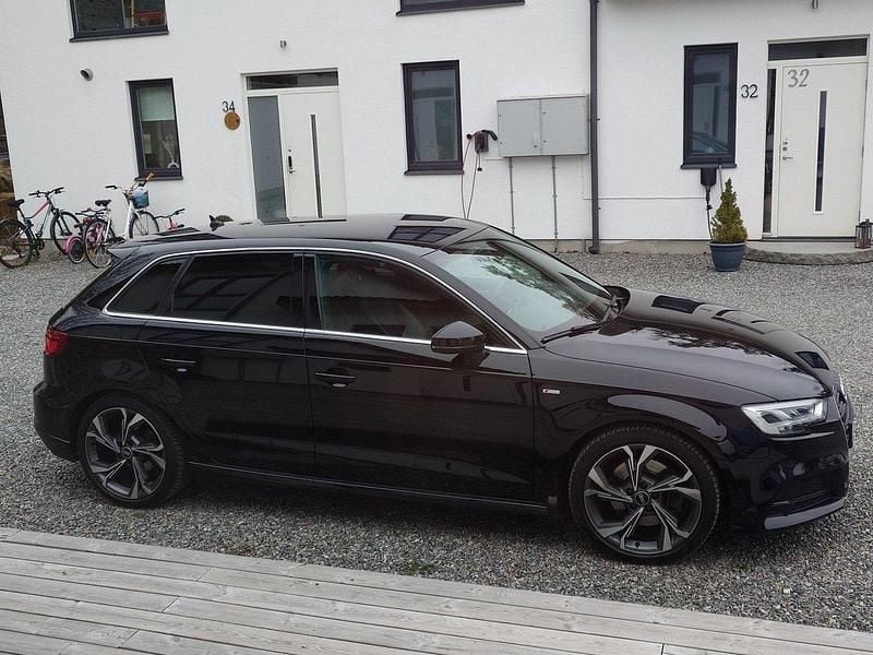 Svart Begagnad 2018 Audi A3 Sportback S-Line Halvkombi | 220 000 kr (Lite dyr) - Bild 1/4