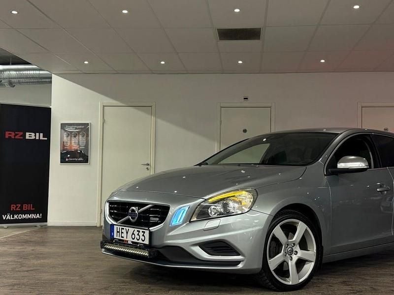 Begagnad Volvo V60 R-Design 163 HK (119 kW) 2012 Silver Kombi