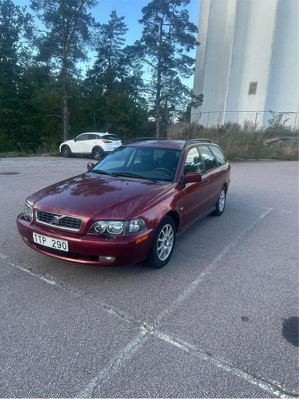 Röd Begagnad 2003 Volvo V40 Kombi | 9 500 kr (Superpris) - Bild 1/4