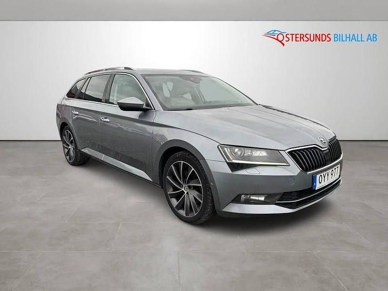 Grå Begagnad 2016 Skoda Superb LAURIN & KLEMENT Kombi | 174 900 kr (Marknadspris) - Bild 1/4