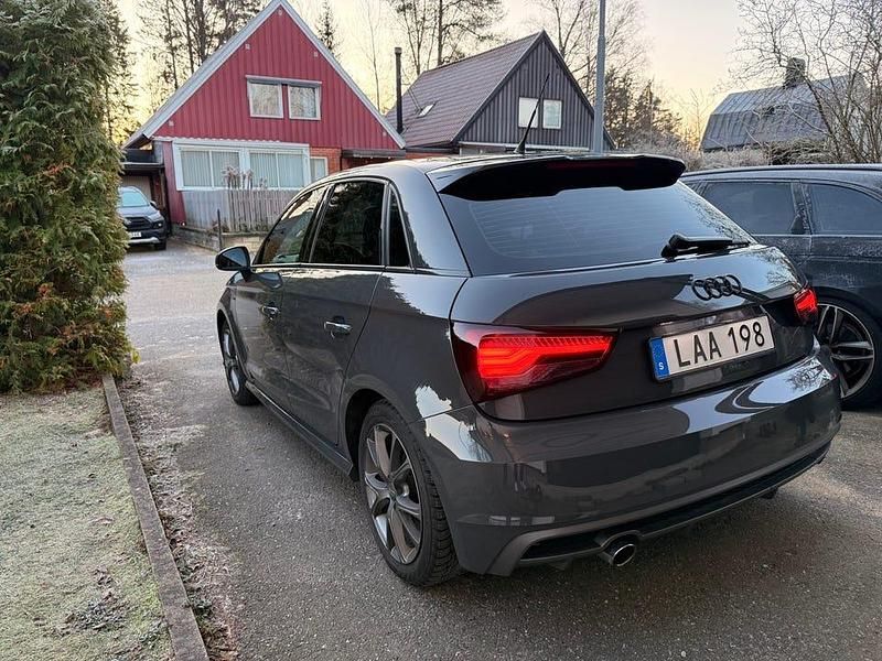 Begagnad Audi A1 Sportback 95 HK (69 kW) 2016 Ovanlig nardo grå lack Halvkombi