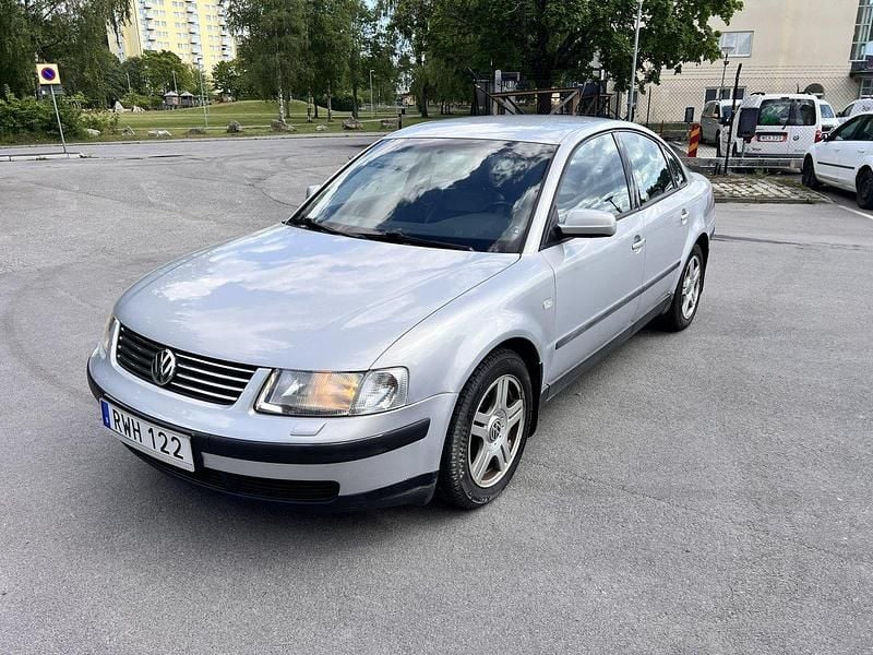 Silver Begagnad 2000 VW Passat Highline Sedan | 35 000 kr - Bild 1/4