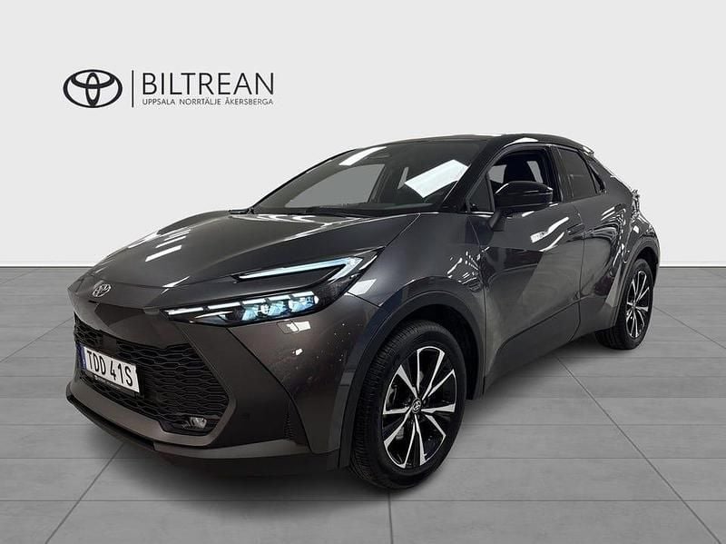 Gråmetallic Begagnad 2025 Toyota C-HR Style SUV | 389 900 kr (Bra pris) - Bild 1/4