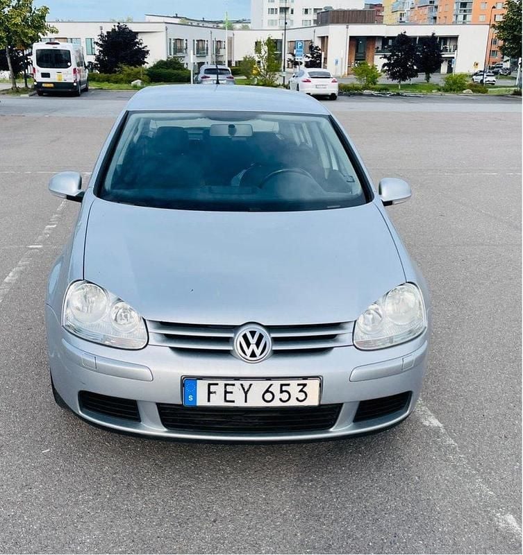 Silver Begagnad 2007 VW Golf V Trendline Halvkombi | 25 000 kr (Marknadspris) - Bild 1/4