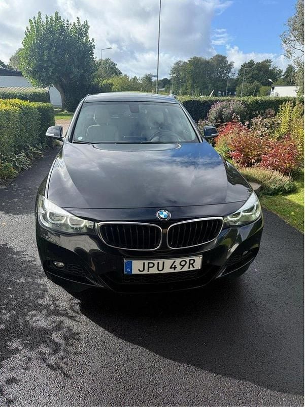 Svart Begagnad 2019 BMW 330 Gran Turismo M Sport Halvkombi | 265 000 kr (Marknadspris) - Bild 1/4