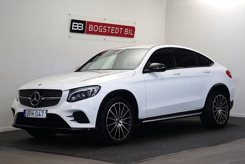 Vit (polarvit) Begagnad 2018 Mercedes GLC220 AMG line Sportkupé | 339 000 kr (Bra pris) - Bild 1/4