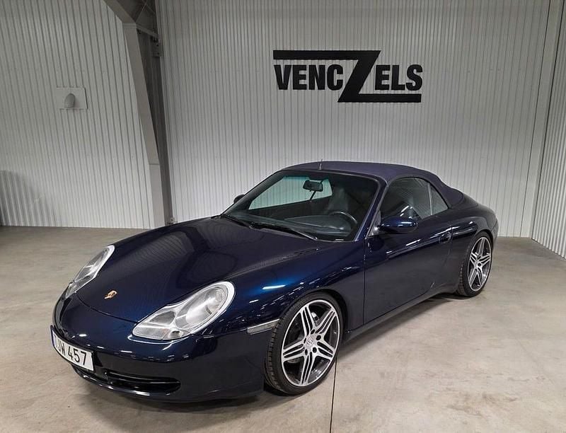 Mörkblå Begagnad 1999 Porsche 911 Carrera 4 Cabriolet Cab | 299 000 kr - Bild 1/4