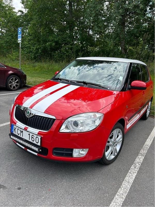 Röd Begagnad 2010 Skoda Fabia Halvkombi | 32 800 kr (Marknadspris) - Bild 1/4