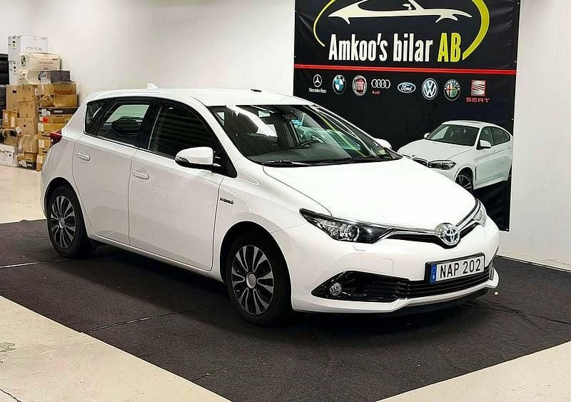 Vit Begagnad 2016 Toyota Auris Hybrid Active Halvkombi | 169 900 kr (Marknadspris) - Bild 1/4