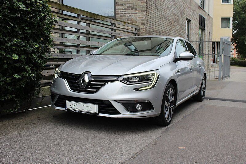 Begagnad 2016 Renault Mégane IV Bose Edition Halvkombi | 124 900 kr (Dyr) - Bild 1/4
