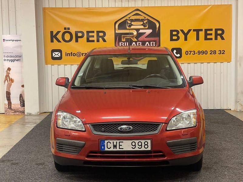 Orange Begagnad 2007 Ford Focus Kombi | 22 900 kr (Marknadspris) - Bild 1/4